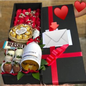 Caja con rosas y aperativos