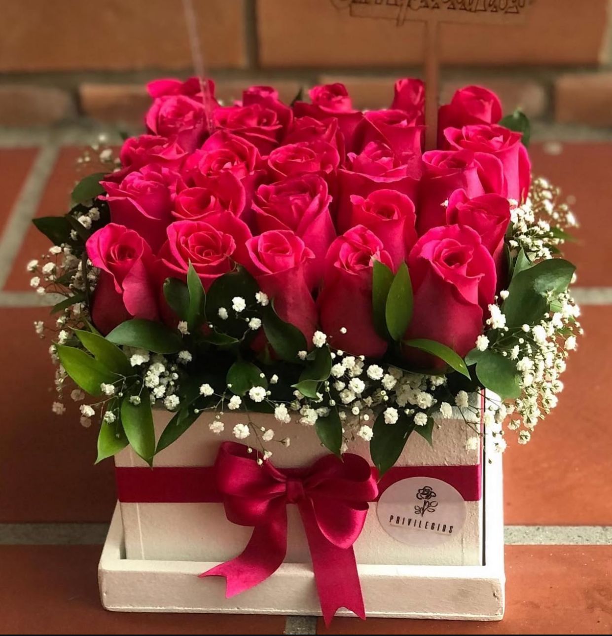 Arreglo caja de rosas fucsias
